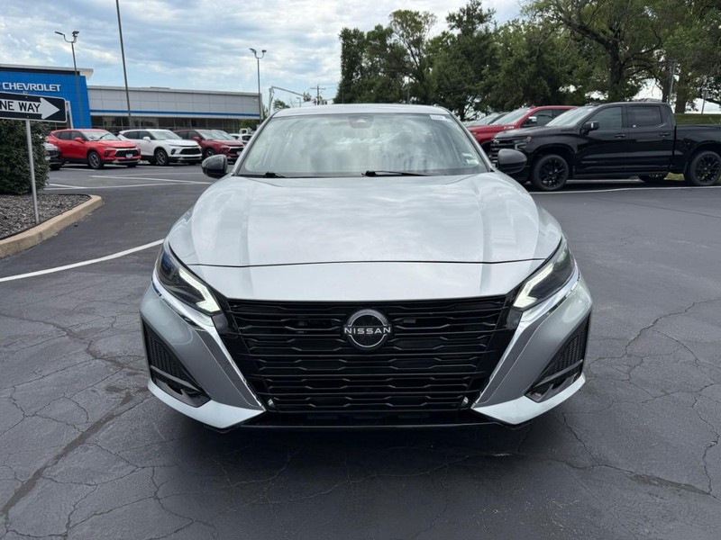 Nissan Altima Vehicle Full-screen Gallery Image 10