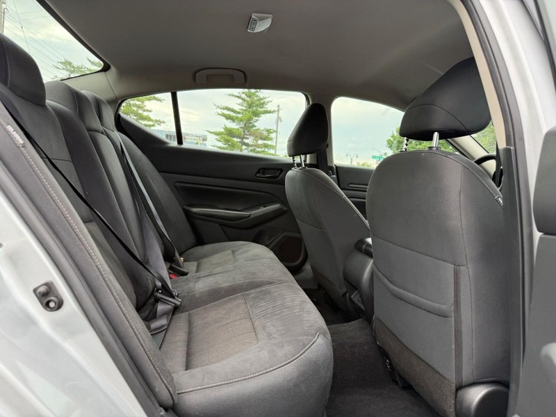 Nissan Altima Vehicle Full-screen Gallery Image 11