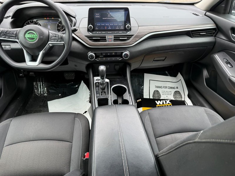 Nissan Altima Vehicle Full-screen Gallery Image 12