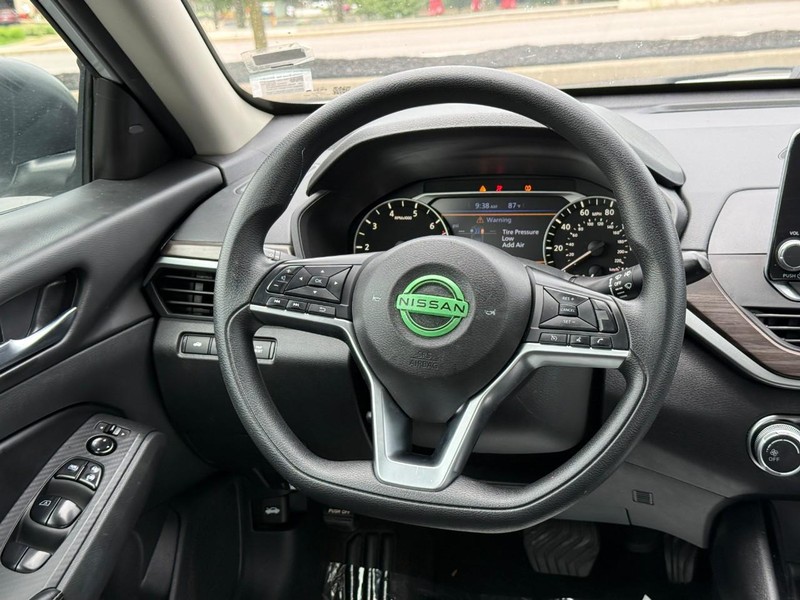 Nissan Altima Vehicle Full-screen Gallery Image 13