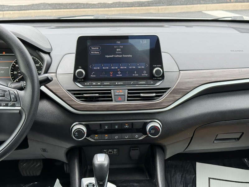 Nissan Altima Vehicle Full-screen Gallery Image 14