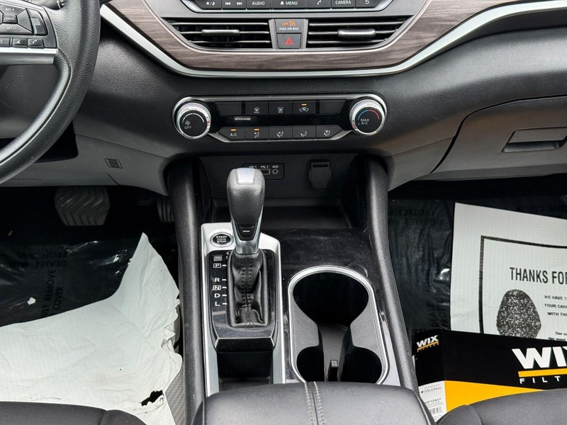 Nissan Altima Vehicle Full-screen Gallery Image 15