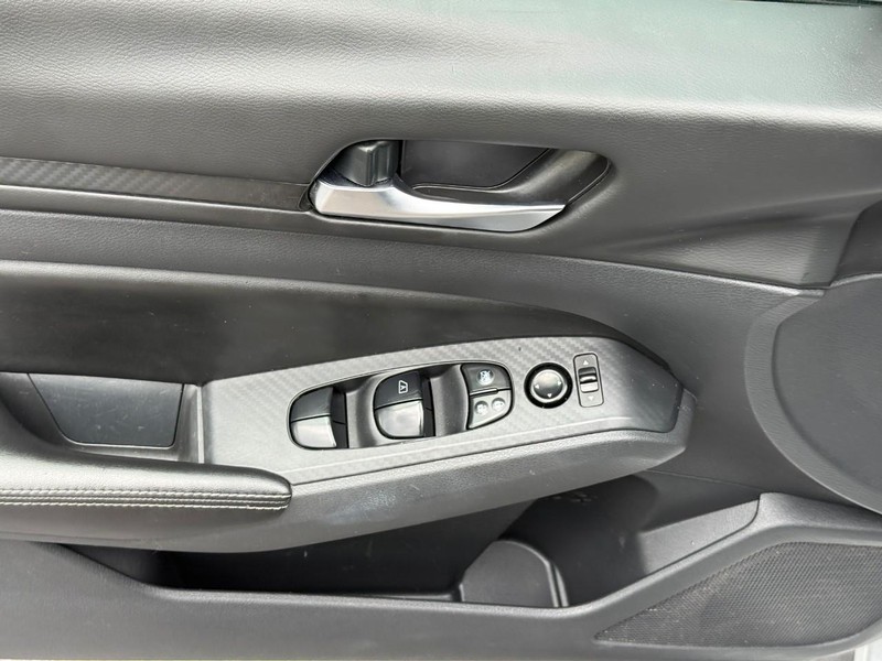 Nissan Altima Vehicle Full-screen Gallery Image 16