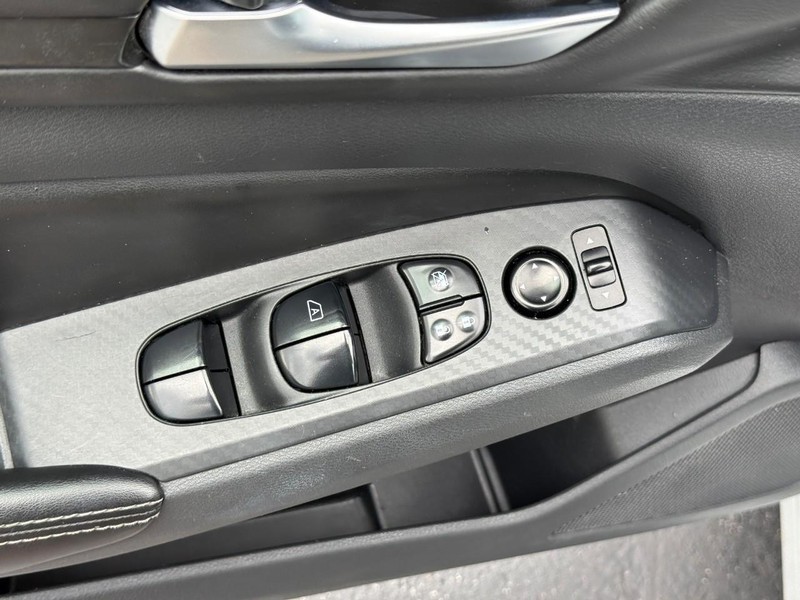 Nissan Altima Vehicle Full-screen Gallery Image 17