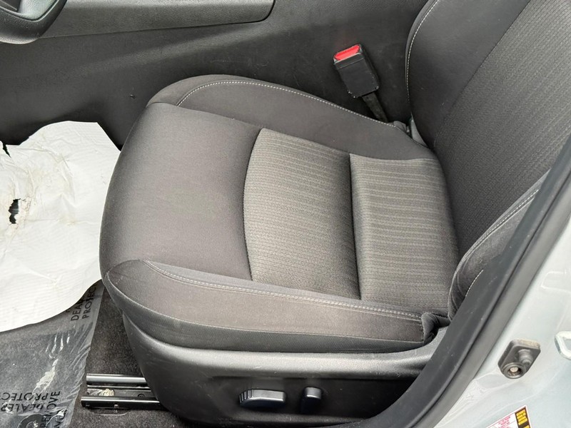 Nissan Altima Vehicle Full-screen Gallery Image 18