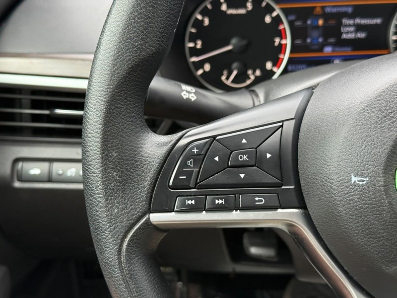 Nissan Altima Vehicle Full-screen Gallery Image 19