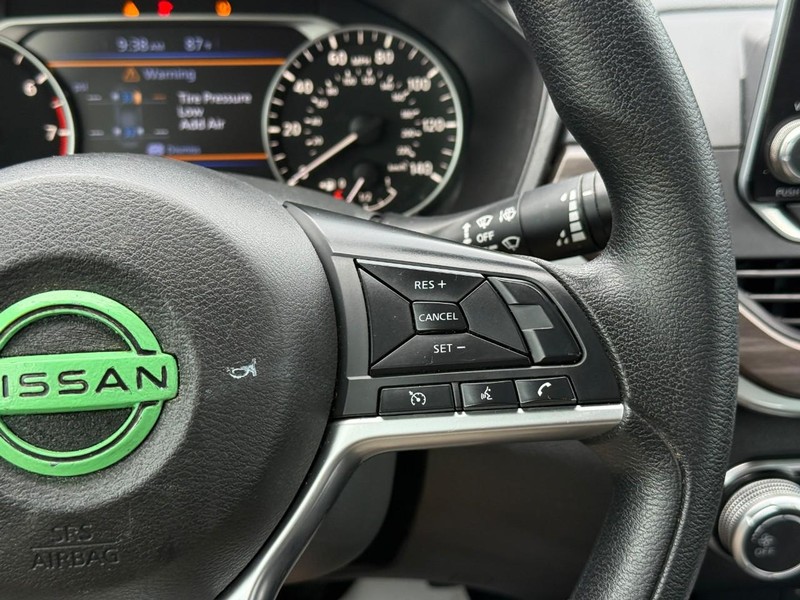 Nissan Altima Vehicle Full-screen Gallery Image 20