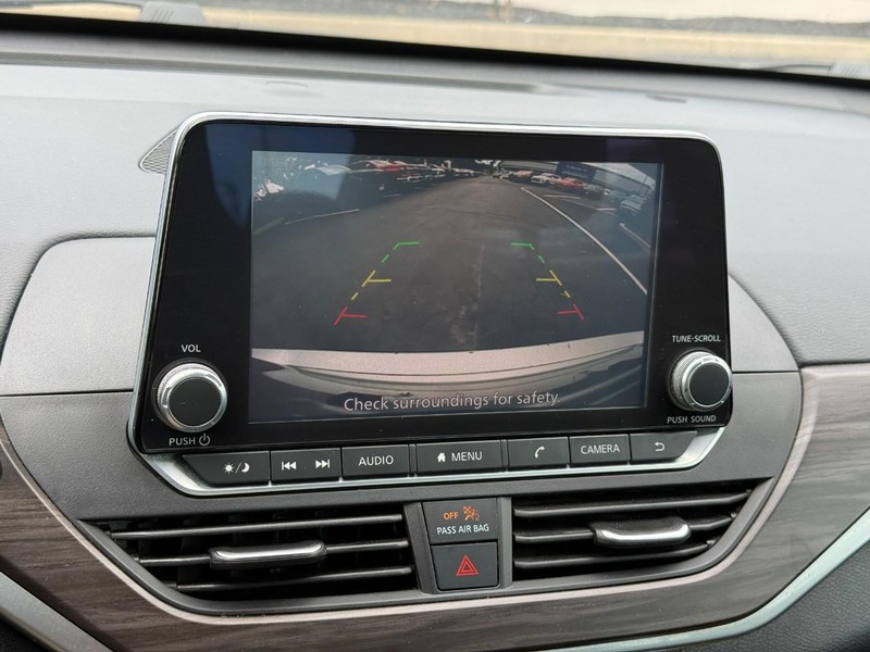 Nissan Altima Vehicle Full-screen Gallery Image 23