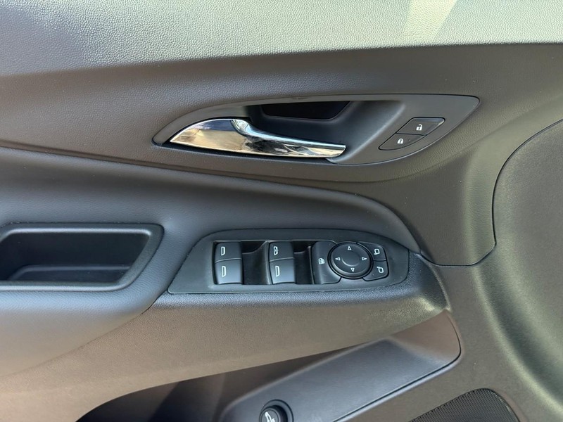 Chevrolet Equinox Vehicle Full-screen Gallery Image 16