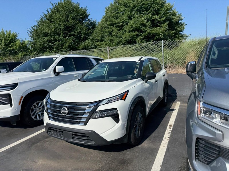 Nissan Rogue Vehicle Full-screen Gallery Image 2