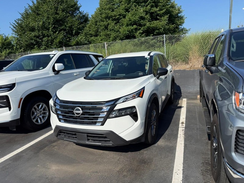 Nissan Rogue Vehicle Full-screen Gallery Image 3