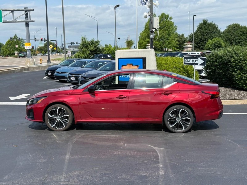 Nissan Altima Vehicle Full-screen Gallery Image 2