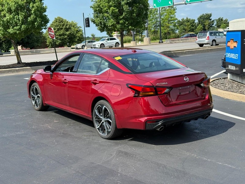 Nissan Altima Vehicle Full-screen Gallery Image 3