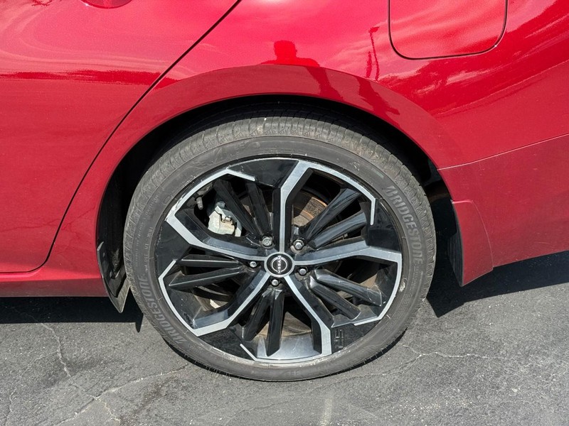 Nissan Altima Vehicle Full-screen Gallery Image 4