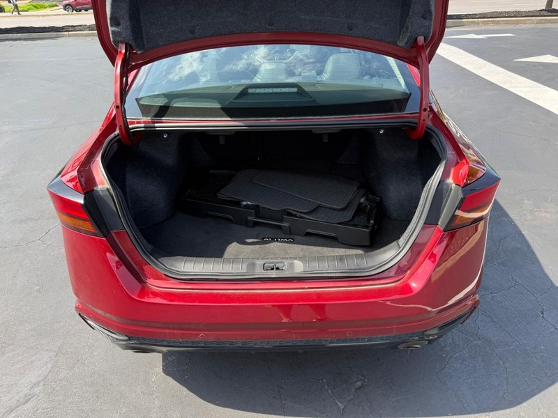 Nissan Altima Vehicle Full-screen Gallery Image 6