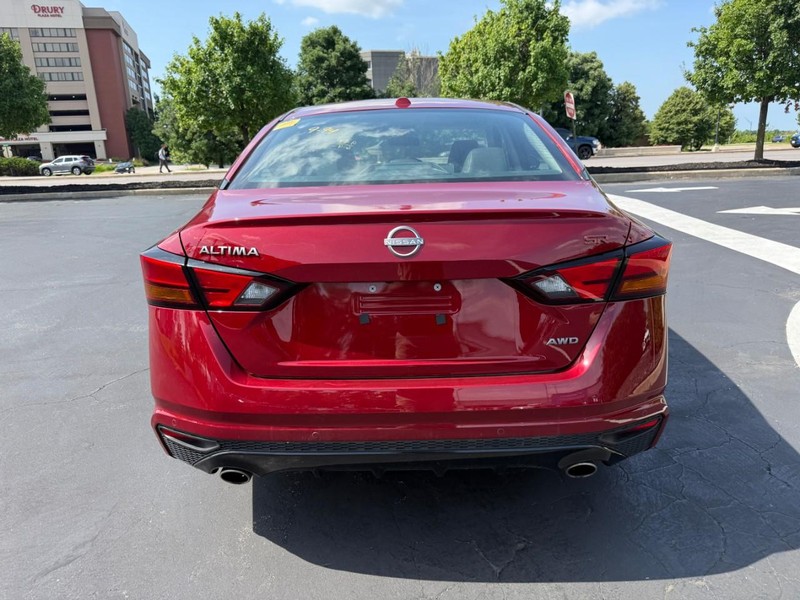 Nissan Altima Vehicle Full-screen Gallery Image 7