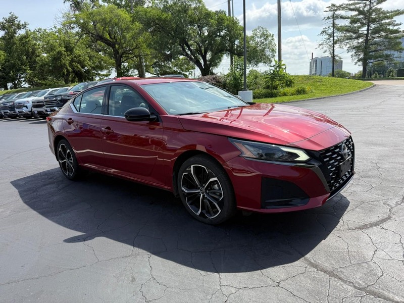 Nissan Altima Vehicle Full-screen Gallery Image 8