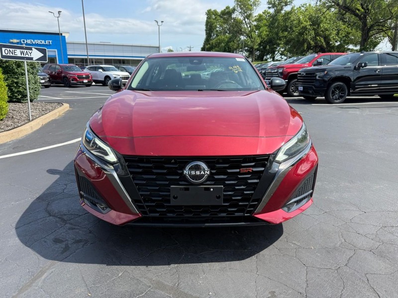 Nissan Altima Vehicle Full-screen Gallery Image 9