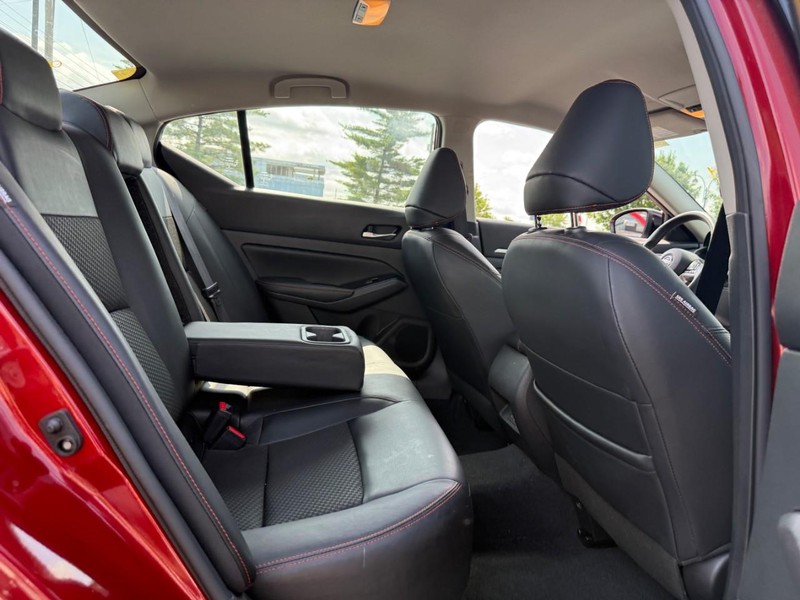 Nissan Altima Vehicle Full-screen Gallery Image 10