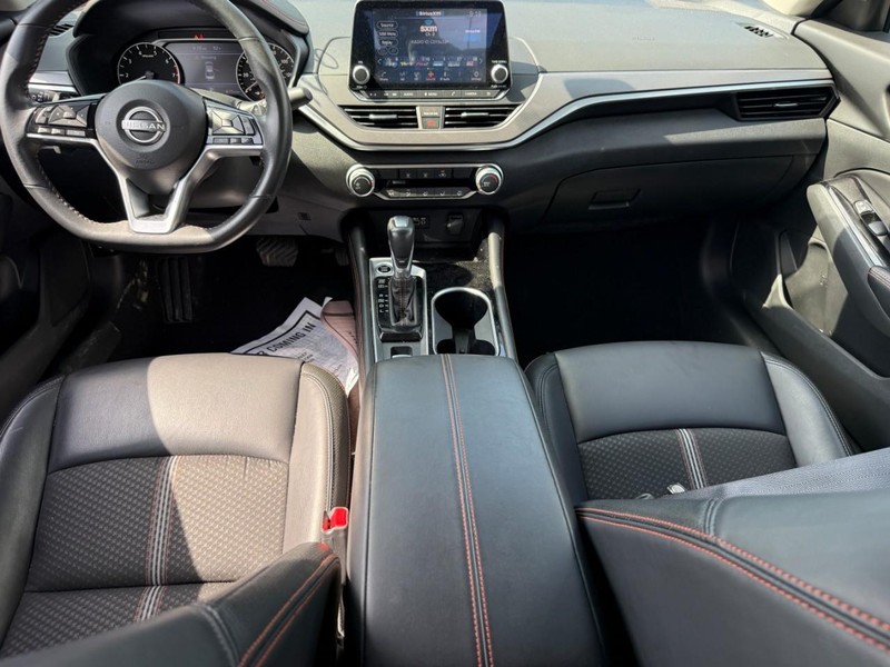 Nissan Altima Vehicle Full-screen Gallery Image 11