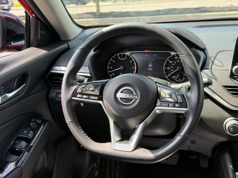 Nissan Altima Vehicle Full-screen Gallery Image 12
