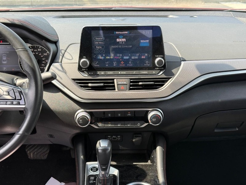 Nissan Altima Vehicle Full-screen Gallery Image 13