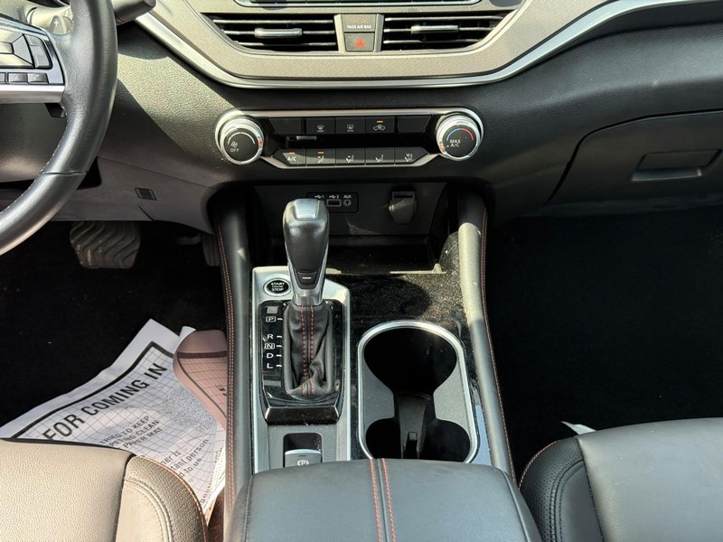 Nissan Altima Vehicle Full-screen Gallery Image 14