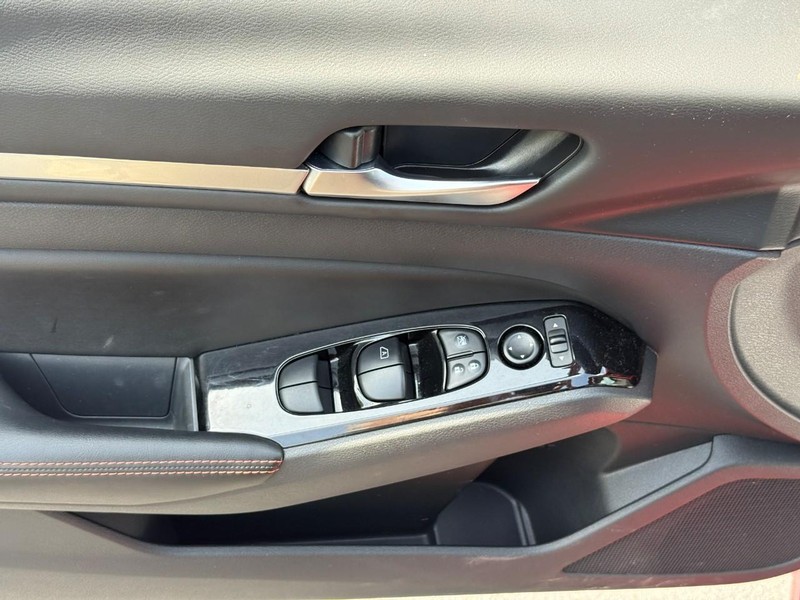 Nissan Altima Vehicle Full-screen Gallery Image 15