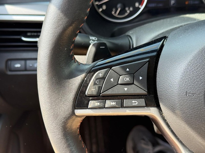 Nissan Altima Vehicle Full-screen Gallery Image 17