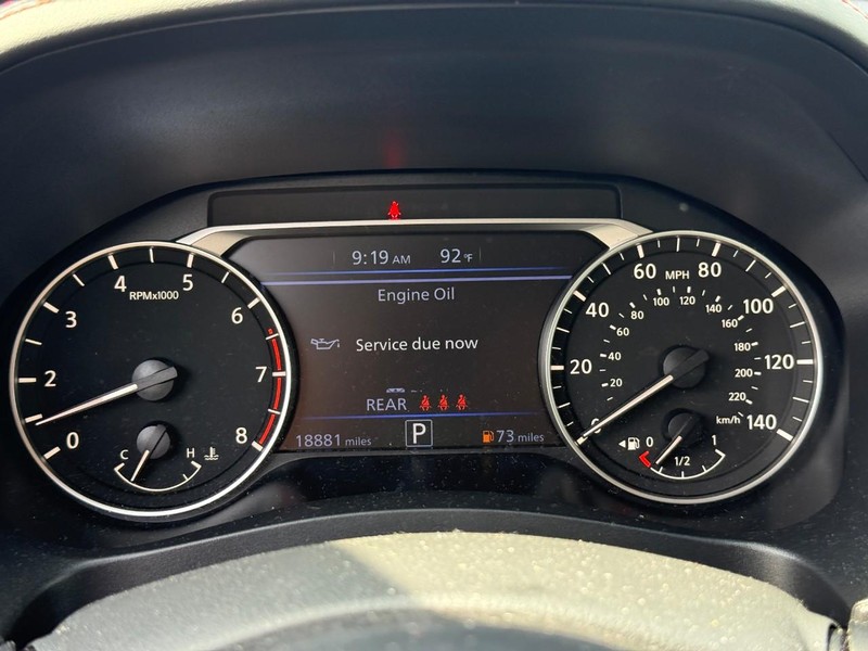 Nissan Altima Vehicle Full-screen Gallery Image 19