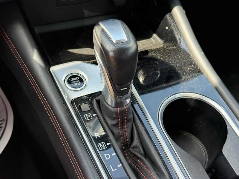 Nissan Altima Vehicle Full-screen Gallery Image 20