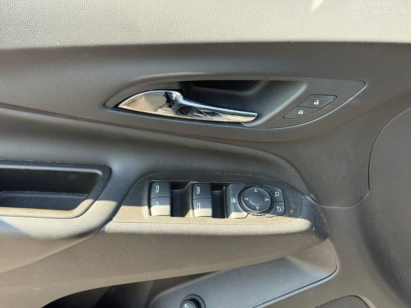 Chevrolet Equinox Vehicle Full-screen Gallery Image 15