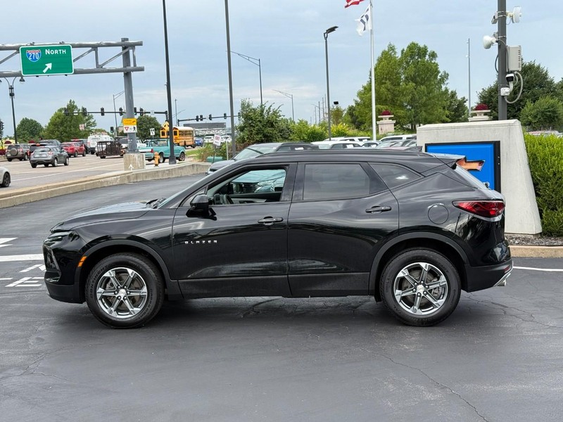 Chevrolet Blazer Vehicle Full-screen Gallery Image 02