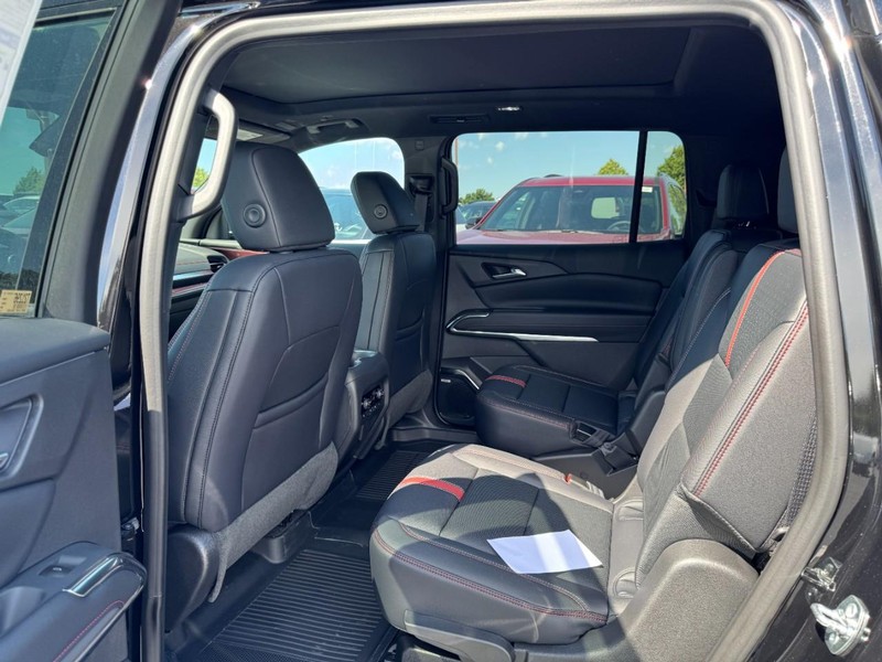 Chevrolet Traverse Vehicle Full-screen Gallery Image 5
