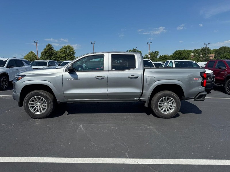 Chevrolet Colorado Vehicle Full-screen Gallery Image 2