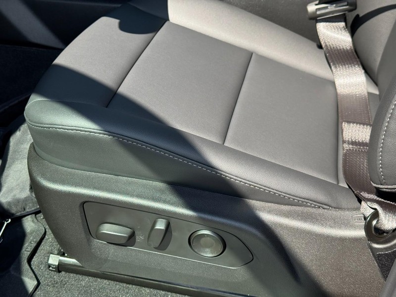 Chevrolet Colorado Vehicle Full-screen Gallery Image 12