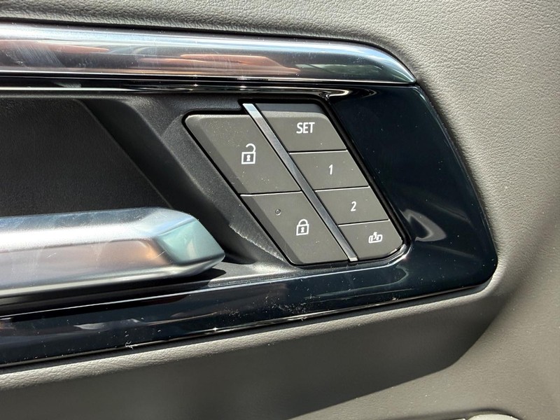 Chevrolet Tahoe Vehicle Full-screen Gallery Image 12
