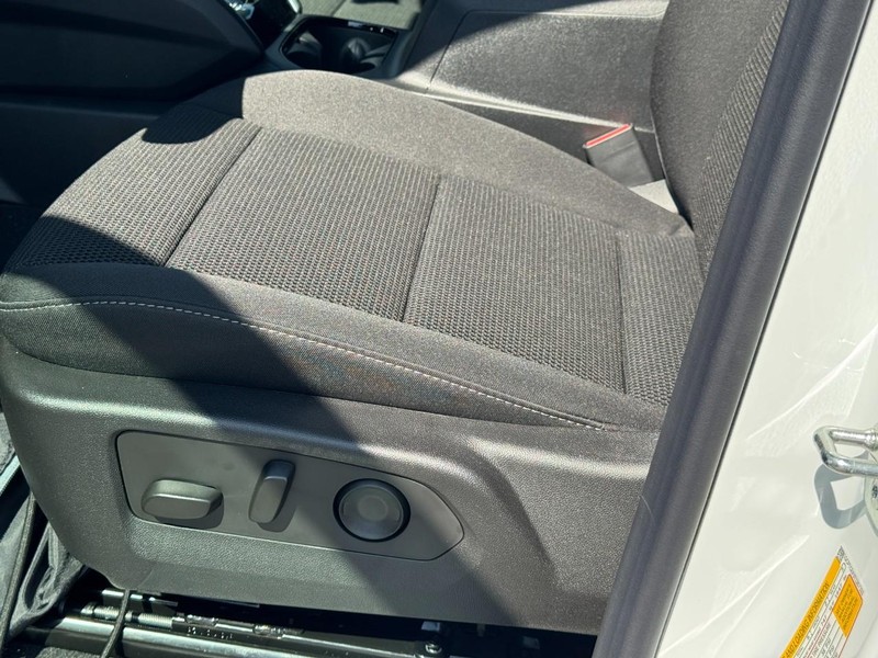 Chevrolet Colorado Vehicle Full-screen Gallery Image 11