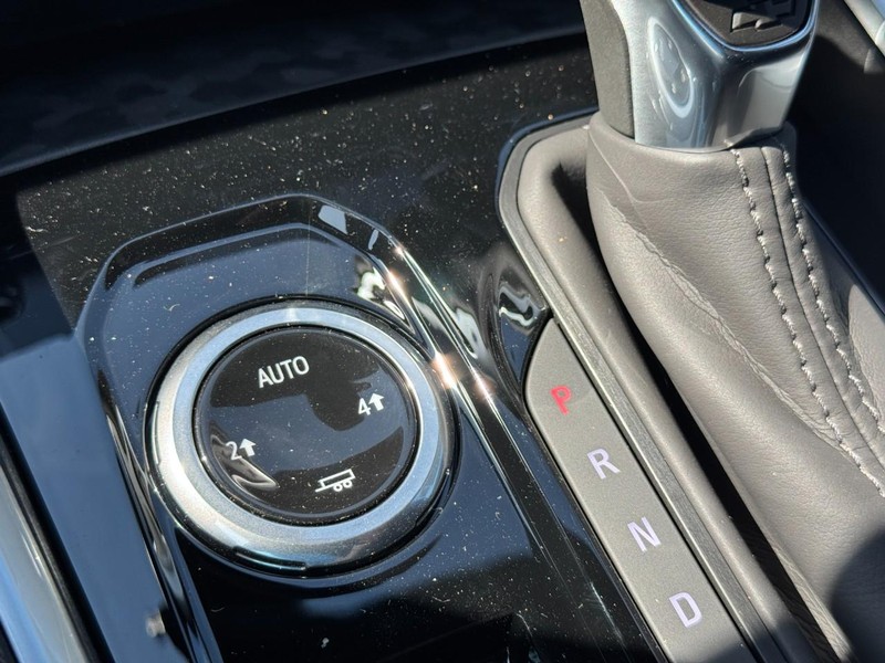 Chevrolet Colorado Vehicle Full-screen Gallery Image 16