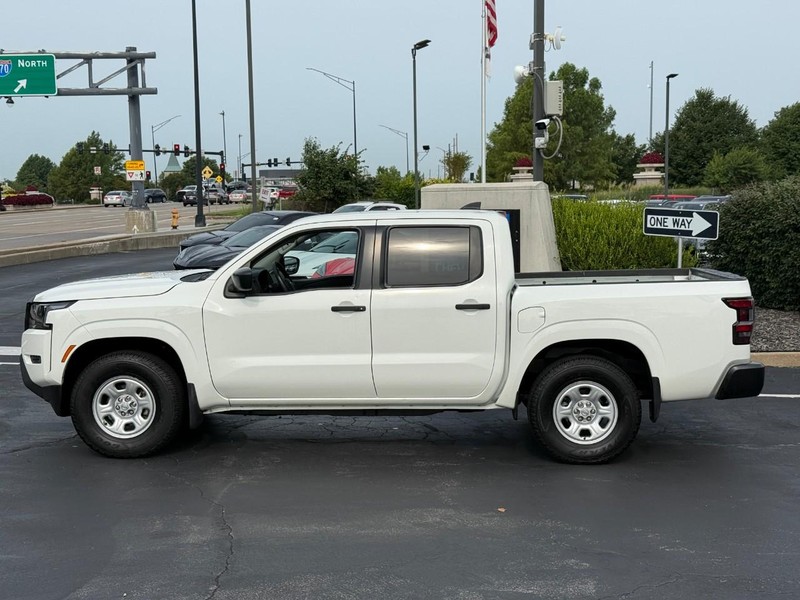 Nissan Frontier Vehicle Full-screen Gallery Image 2