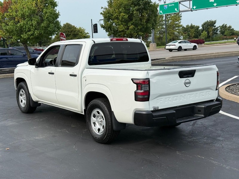 Nissan Frontier Vehicle Full-screen Gallery Image 3