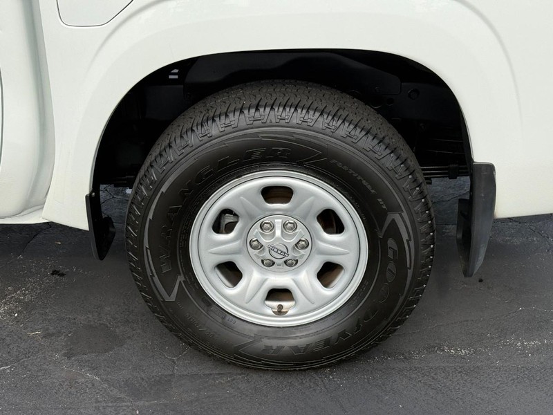 Nissan Frontier Vehicle Full-screen Gallery Image 4