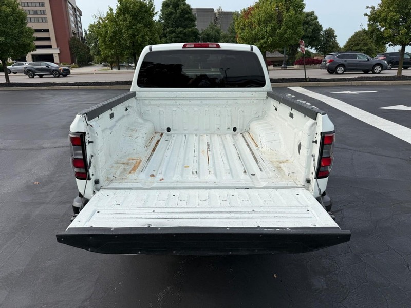 Nissan Frontier Vehicle Full-screen Gallery Image 5