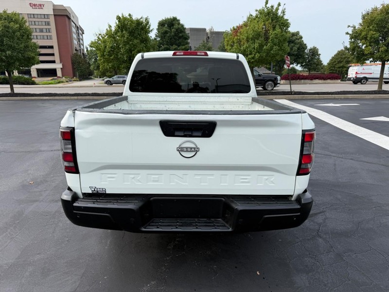 Nissan Frontier Vehicle Full-screen Gallery Image 6