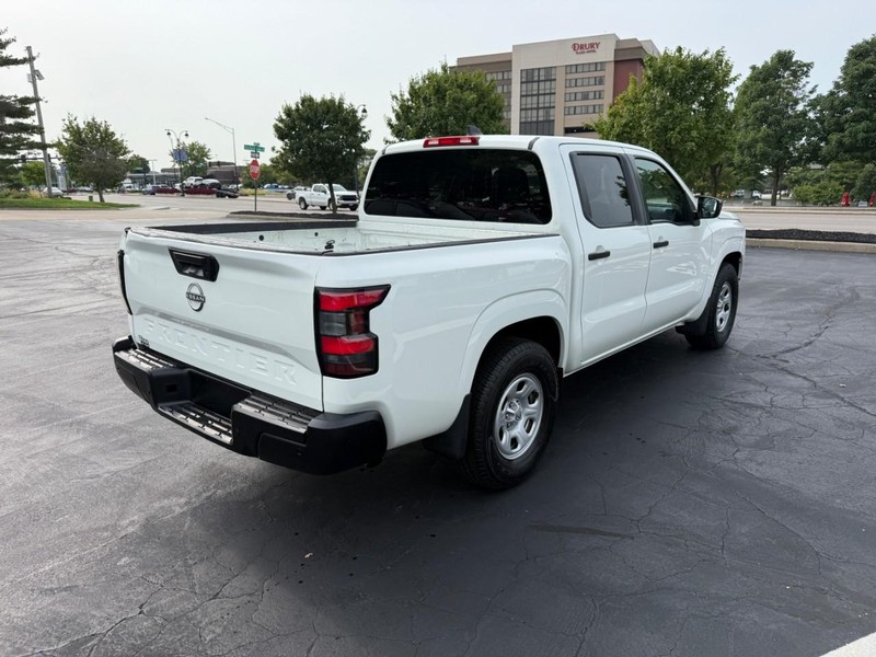 Nissan Frontier Vehicle Full-screen Gallery Image 7