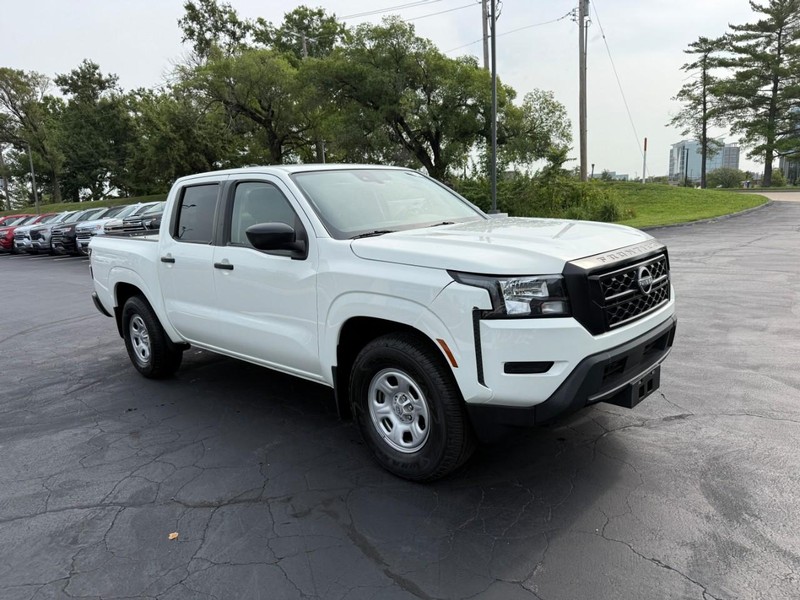 Nissan Frontier Vehicle Full-screen Gallery Image 8