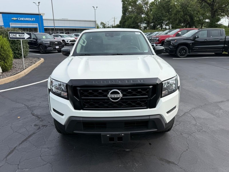 Nissan Frontier Vehicle Full-screen Gallery Image 9