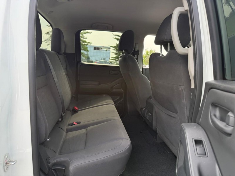 Nissan Frontier Vehicle Full-screen Gallery Image 10