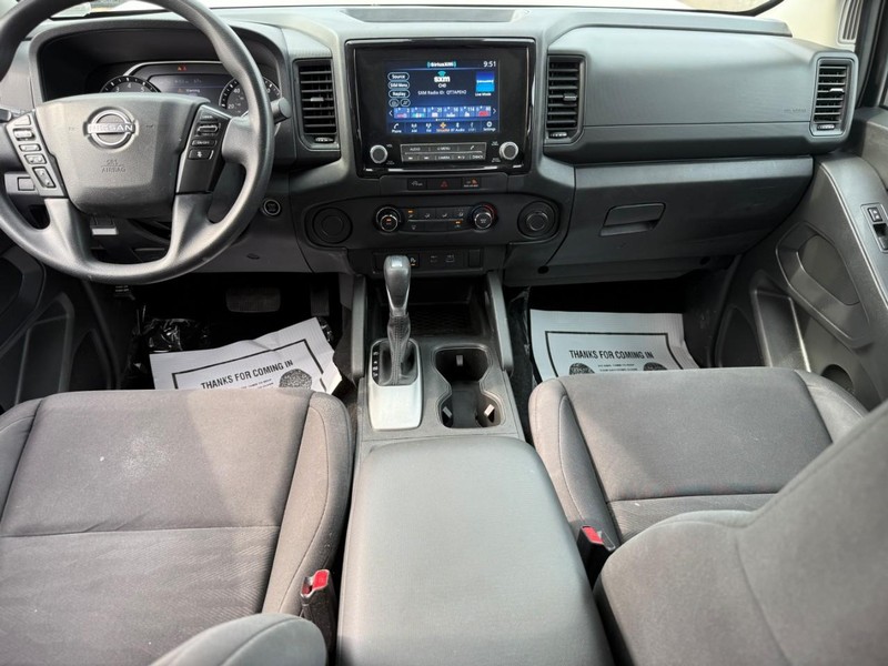 Nissan Frontier Vehicle Full-screen Gallery Image 11