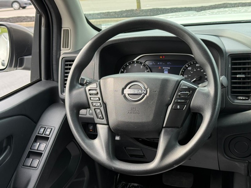 Nissan Frontier Vehicle Full-screen Gallery Image 12